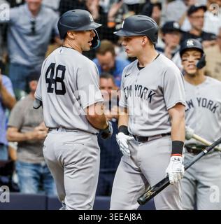 Milwaukee, États-Unis. 09 mai 2026. Paul Goldschmidt (G), premier joueur des New York Yankees, discute avec Ben Rice (d), le joueur désigné des New York Yankees, après avoir frappé un coup de circuit dans la première manche du match MLB entre les New York Yankees et les Milwaukee Brewers à l'American Family Field à Milwaukee, Wisconsin, le samedi 9 mai 2026. Photo de Tannen Maury/UPI crédit : UPI/Alamy Live News Banque D'Images