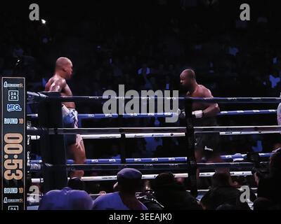 MANCHESTER, Royaume-Uni - 9 MAI : Fabio Wardley et Daniel Dubois s'affrontent lors de leur combat pour le titre des poids lourds WBO au Co-op Live Arena. (Photo de Marat Iakhin/A Banque D'Images