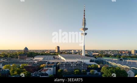 Hambourg, Allemagne - 1er mai 2026 : vue aérienne de la tour de télécommunications Heinrich-Hertz-Turm s'élevant au-dessus des halls d'exposition Hamburg Messe et th Banque D'Images