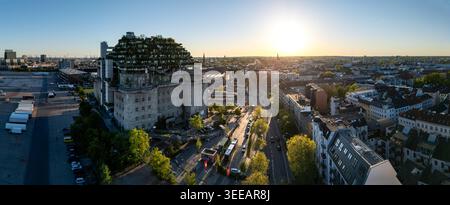 Hambourg, Allemagne - 01 mai 2026 : vue aérienne du bunker préparé Pauli avec son jardin verdoyant sur le toit surplombant le Heiligengeistfeld et la ville Banque D'Images