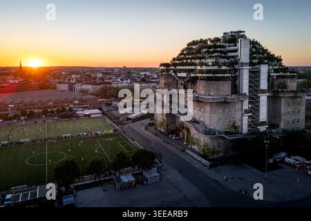 Hambourg, Allemagne - 01 mai 2026 : vue aérienne du green de Pauli Bunker à Heiligengeistfeld pendant le coucher du soleil, avec un terrain de football et le skyli de la ville Banque D'Images