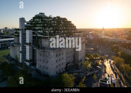 Hambourg, Allemagne - 01 mai 2026 : vue aérienne du bunker équipé Pauli avec son jardin luxuriant sur le toit et son architecture moderne en béton sous un su chaleureux Banque D'Images