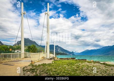 Promenade incroyable sur le pont piétonnier moderne avec une vue magnifique près de Toscolano Maderno, lac de Garde, Lombardie, Italie, Europe Banque D'Images