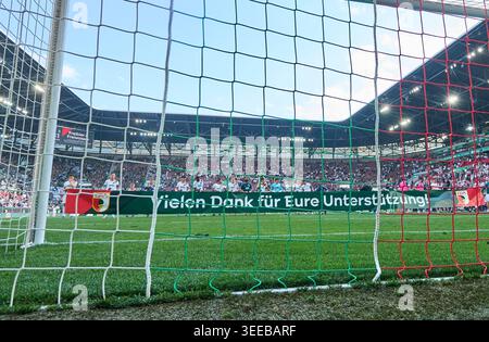 Augsbourg, Allemagne. 09 mai 2026. Team FCA célèbre avec les fans et merci après le match FC AUGSBURG - BORUSSIA Moenchengladbach 3-1 le 9 mai 2026 à WWK Arena Augsburg, Allemagne. Saison 2025/2026, 1.Bundesliga, FCB, Journée 33, 33.Spieltag photographe : ddp images/STAR-images - LA RÉGLEMENTATION DFL INTERDIT TOUTE UTILISATION DE PHOTOGRAPHIES comme SÉQUENCES D'IMAGES et/ou QUASI-VIDÉO - crédit : ddp Media GmbH/Alamy Live News Banque D'Images