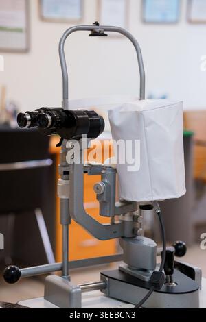 Vue détaillée de l'instrument optique professionnel utilisé pour diagnostiquer les maladies oculaires dans le cabinet d'un médecin Banque D'Images