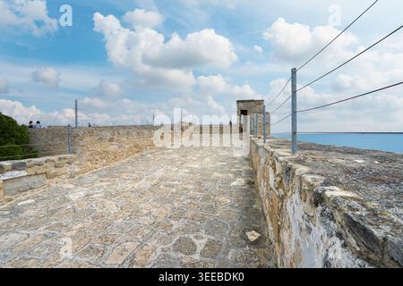 Larnaca, Chypre. 5 mai 2026. vue panoramique sur la cour intérieure du château en centre-ville Banque D'Images