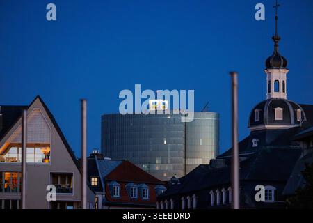 Bâtiments historiques et modernes sur la ligne d'horizon nocturne de Düsseldorf Banque D'Images