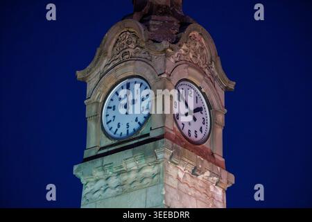 Pegeluhr -horloge à Düsseldorf un soir de printemps Banque D'Images