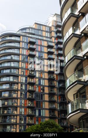 Immeubles résidentiels modernes de grande hauteur avec façades colorées Banque D'Images