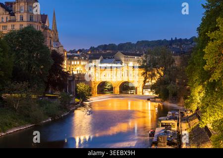 L'aube à Pulteney Bridge à Bath, Somerset, Angleterre. Banque D'Images