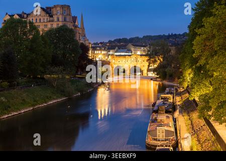 Aube au bord de la rivière à Bath, Somerset, Angleterre. Pont Pulteney au loin. Banque D'Images