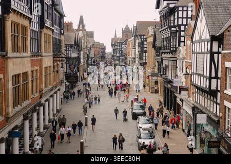 Vue surélevée de Northgate Street à Chester, Royaume-Uni, avec une architecture emblématique de style Tudor noir et blanc et piétons dans le centre historique Banque D'Images