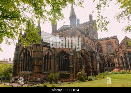 La cathédrale historique de Chester à Chester, au Royaume-Uni, vue depuis les jardins verdoyants pendant une journée lumineuse Banque D'Images