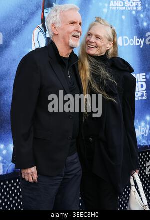 WESTWOOD, LOS ANGELES, CALIFORNIE, États-Unis - MAI 06 : James Cameron et sa femme Suzy amis Cameron arrivent à la première de Paramount Pictures 'Billie Eilish : Hit me Hard and Soft - The Tour Live in 3D' qui a eu lieu au Village Theatre le 6 mai 2026 à Westwood, Los Angeles, Californie, États-Unis. (Photo de Kay Qiao/image Press Agency) Banque D'Images
