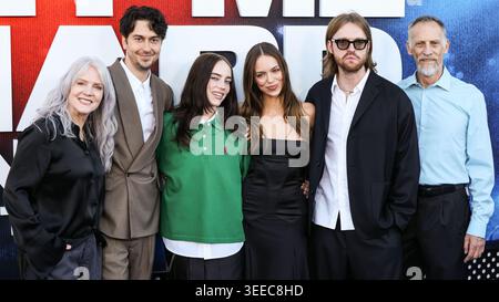 WESTWOOD, LOS ANGELES, CALIFORNIE, États-Unis - MAI 06 : Maggie Baird, Nat Wolff, Billie Eilish portant un polo Prada pique et des chaussures Prada Fall 2026, Claudia Sulewski, Finneas O'Connell et Patrick O'Connell arrivent à Los Angeles à la première de Paramount Pictures 'Billie Eilish : Hit me Hard and Soft - The Tour Live in 3D' qui a lieu au Village Theatre le 6 mai 2026 à Westwood, Los Angeles, Los Angeles, Californie, États-États-Unis. (Photo de Kay Qiao/image Press Agency) Banque D'Images