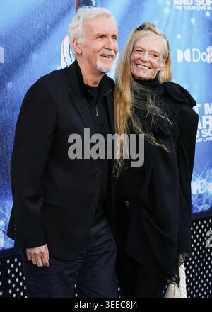 WESTWOOD, LOS ANGELES, CALIFORNIE, États-Unis - MAI 06 : James Cameron et sa femme Suzy amis Cameron arrivent à la première de Paramount Pictures 'Billie Eilish : Hit me Hard and Soft - The Tour Live in 3D' qui a eu lieu au Village Theatre le 6 mai 2026 à Westwood, Los Angeles, Californie, États-Unis. (Photo de Kay Qiao/image Press Agency) Banque D'Images