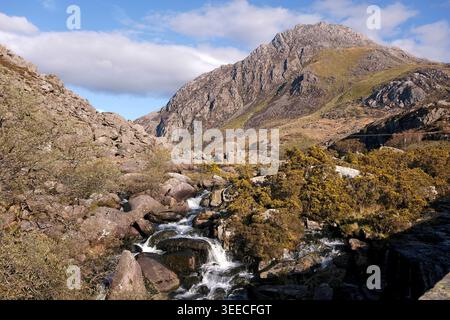 Afon Ogwen River et Tryfan Mountain Peak, Eryri National Park, Snowdonia, pays de Galles. Banque D'Images