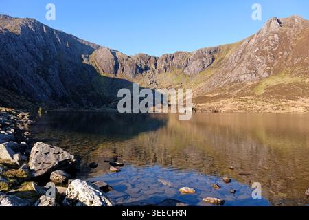 Cym Idwal, avec Llyn Idwal au premier plan, dans la chaîne du Glyderau, Eryri National Park, Snowdonia, pays de Galles, Royaume-Uni. Banque D'Images