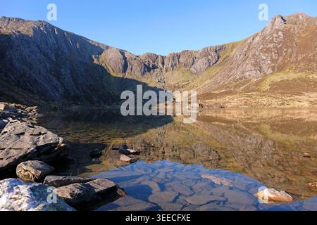 CYM Idwal avec y Garn et Glyder Fawr sommets, avec Llyn Idwal au premier plan, dans la chaîne du Glyderau, Eryri National Park, Snowdonia, pays de Galles, Royaume-Uni. Banque D'Images