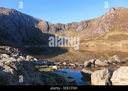 CYM Idwal avec y Garn et Glyder Fawr sommets, avec Llyn Idwal au premier plan, dans la chaîne du Glyderau, Eryri National Park, Snowdonia, pays de Galles, Royaume-Uni. Banque D'Images