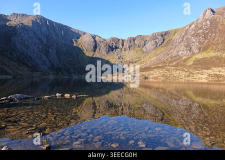 CYM Idwal avec y Garn et Glyder Fawr sommets, avec Llyn Idwal au premier plan, dans la chaîne du Glyderau, Eryri National Park, Snowdonia, pays de Galles, Royaume-Uni. Banque D'Images
