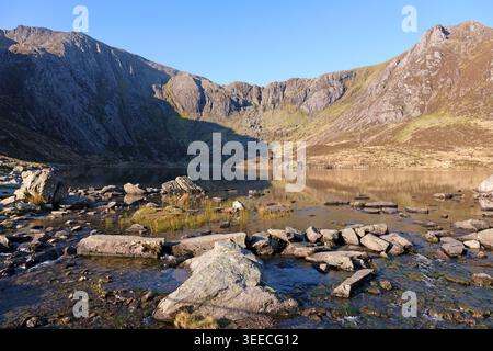 CYM Idwal avec les pics Glyder Fawr et y Garn, et Llyn Idwal au premier plan, dans la chaîne du Glyderau, Eryri National Park, Snowdonia, pays de Galles, Royaume-Uni. Banque D'Images