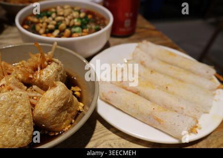 Tofu Puffs frits, Popiah et Liangfen (gelée froide de haricots mungo) servis dans un restaurant à Leshan, province chinoise du Sichuan Banque D'Images