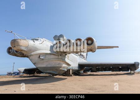 Rouille de classe LUN ekranoplan soviétique, un véhicule à effet de sol, exposé sur la rive sablonneuse près de Derbent, Daghestan, Russie, sous un ciel bleu clair dans le jour Banque D'Images