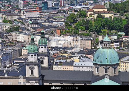 Une photo détaillée en grand angle des emblématiques dômes et tours en cuivre turquoise de la cathédrale de Salzbourg (Salzburger Dom) en Autriche. L'image capture t Banque D'Images