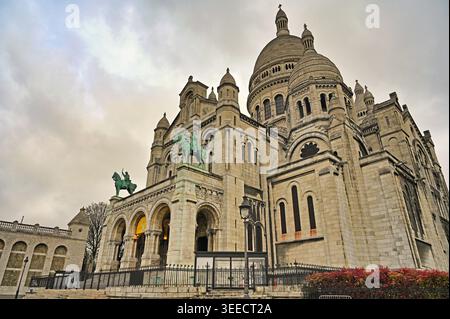 Une vue architecturale saisissante en bas angle de la Basilique du Sacré-Cœur (Basilique du Sacré-cœur) à Paris, France. L'image met en évidence l'emblématique RO Banque D'Images