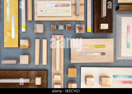 Pose à plat de diverses pièces de bois et de contreplaqué sur texture de béton. Arrière-plan de menuiserie. Banque D'Images