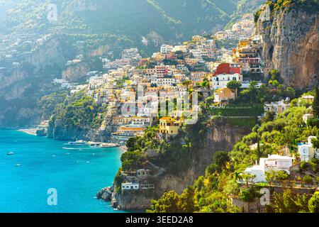Matin vue sur Positano cityscape sur la ligne de côte de la mer méditerranée, Italie Banque D'Images