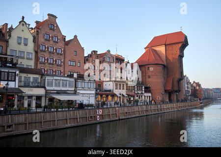 vieille grue de port stary zuraw portowy dans la zone des vieux docks sur la rivière motlawa gdansk pologne Banque D'Images
