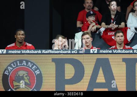 Andreas Obst (FC Bayern Basketball, #13) fait des gestes lors de la conversation avec Justuz Hollatz (FC Bayern Basketball, #21), avec David McCormack (FC Bayern Basketball, #33) et Stefan Jovic (FC Bayern Basketball, #16), GER, FC Bayern Basketball v. EWE Bas Banque D'Images