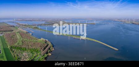 Un large panorama aérien du Volkerakdam par drone, regardant le long de la ligne de la digue du barrage qui coupe la voie navigable Volkerak dans le sud-ouest du Nethe Banque D'Images