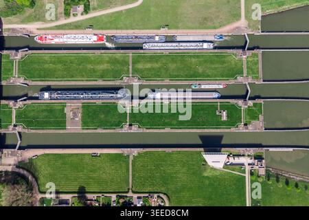 Vue aérienne directe par drone des écluses de Volkerak (Volkeraksluizen) à Volkerakdam dans le sud-ouest des pays-Bas, capturant la précision géométrique Banque D'Images
