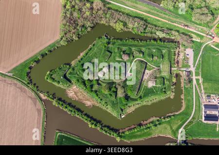 Vue aérienne directe du fort Sabina à Heijningen dans le Brabant du Nord, aux pays-Bas, révélant la forme pentagonale complète de ce XIXe siècle Banque D'Images