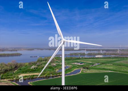 Vue rapprochée par drone aérien d'une seule éolienne blanche près du Volkerakdam dans le nord du Brabant, aux pays-Bas, capturée depuis un angle bas qui remplit le Banque D'Images