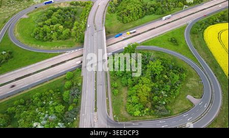 Vue aérienne de l'échangeur autoroutier avec routes courbes et paysage vert Banque D'Images