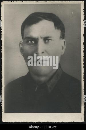 Commandant de l'Armée rouge posant pour un portrait militaire formel au cours des années 1930 Authentique photographie soviétique. Banque D'Images