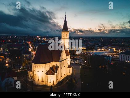 Siauliai, Lituanie - 12 novembre 2024 : survol aérien de l'église catholique romaine illuminée des Saints Pierre et Paul. Siauliai City est un des principaux sites d'intérêt an Banque D'Images