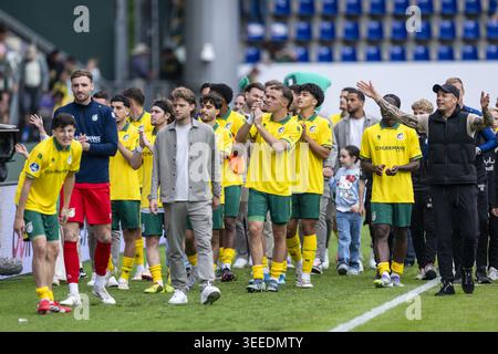 SITTARD - Fortuna les joueurs de Sittard remercient la foule après le match Néerlandais Eredivisie entre Fortuna Sittard et Pec Zwolle au stade Fortuna Sittard le 10 mai 2026, à Sittard, aux pays-Bas. IRIS VAN DEN BROEK Banque D'Images