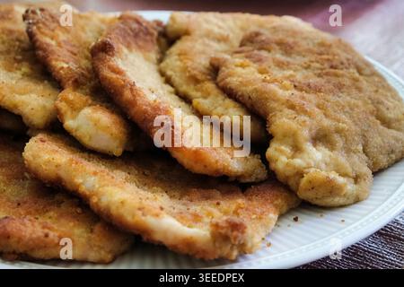 Côtelettes de porc panées, schnitzel de viande frite croustillante, plat traditionnel polonais Banque D'Images