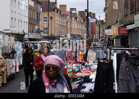 Petticoat Lane Market, Londres. Les acheteurs parcourent les stands de vêtements un dimanche chargé. Banque D'Images