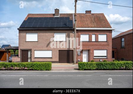 Maisons jumelées aux styles architecturaux asymétriques et contrastés à Aalter, en Flandre orientale, dont une maison équipée de panneaux solaires. Th Banque D'Images
