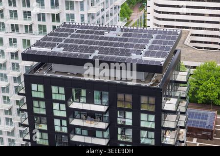 Amsterdam, pays-Bas, 8 mai 2026. Vue aérienne d'un grand panneau solaire photovoltaïque installé sur le toit d'un gratte-ciel résidentiel noir fo Banque D'Images