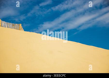 DUNE DU PILAT, FRANCE, 6 AOÛT 2026 : plans en grand angle mettant en valeur les crêtes spectaculaires et les textures sculptées par le vent de la Dune du Pilat, la plus haute sa Banque D'Images