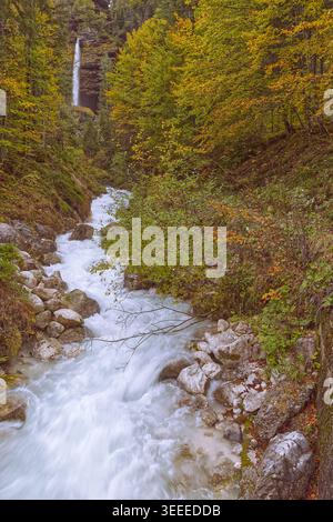 022 vue lointaine, gifler Spodnji Pericnik chutes inférieures en cascade de la crête Skrlatica dans la vallée de Vrata-rivière Triglavska Bistrica. Mojstrana-Slovénie. Banque D'Images