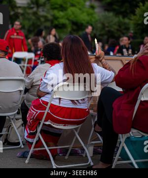 Une femme vêtue de vêtements traditionnels tient une bougie lors d'une veillée aux chandelles des peuples autochtones disparus et assassinés (MMIP) au Capitole de l'État DE CALIFORNIE. Banque D'Images