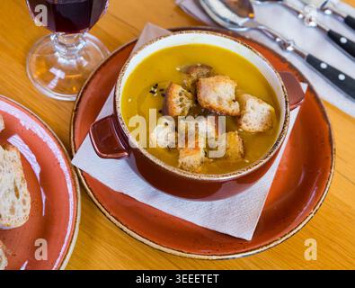 Soupe en purée avec croûtons Banque D'Images